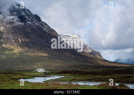 Royaume-uni, Ecosse, Highland, Glencoe valley, pont sur la rivière Etive Neige, sommets, Buachaille Etive Mor, Buachaille Etive Beag Banque D'Images