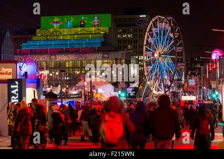 Canada, Québec, Montréal, le Festival d'hiver de Montréal en lumière, le divertissement et la grande roue sur l'esplanade de la Place des Arts Banque D'Images