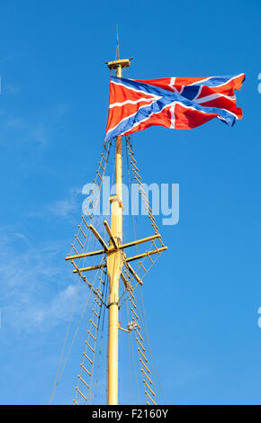 Serf Marine russe drapeau sur le mât contre le ciel bleu Banque D'Images