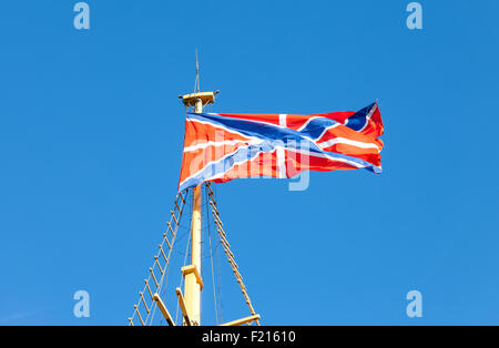 Serf Marine russe drapeau sur le mât contre le ciel bleu Banque D'Images