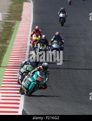 Circuit de Catalunya, Espagne 14 juin 2015. Racine Malaisie Petronas Hafizh Syahrin rider du team à la tête d'un paquet de coureurs pendant t Banque D'Images