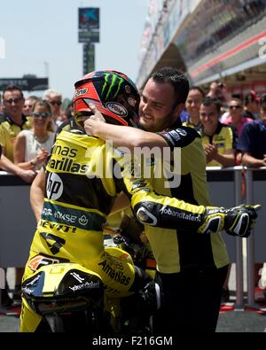 Circuit de Catalunya, Espagne 14 juin 2015. Alex rin est félicité par son équipe après avoir terminé deuxième dans la course de moto 2 Banque D'Images