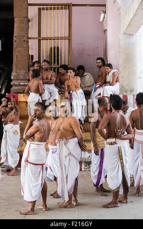 Les Brahmanes en costume traditionnel rassemblement à l'Hindu Temple Natarajah Thillai, Chidambaram, Tamil Nadu, Inde du sud Banque D'Images