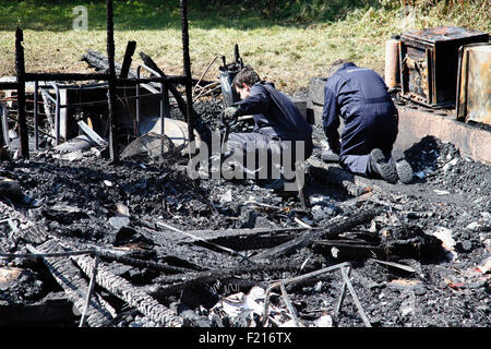 Les services essentiels, le feu, l'examen de l'équipe de médecine légale de ruine carbonisée pour risque d'incendie. Banque D'Images