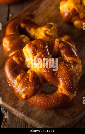 Fromage délicieux Bretzels doux allemand avec du sel Banque D'Images