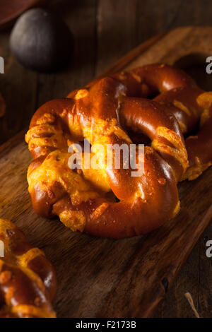 Fromage délicieux Bretzels doux allemand avec du sel Banque D'Images