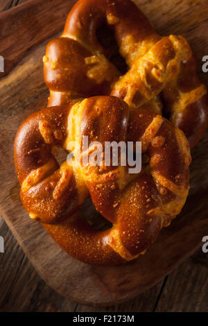 Fromage délicieux Bretzels doux allemand avec du sel Banque D'Images