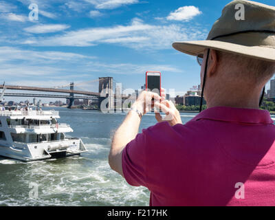 Homme mûr de bateau,Visite d' South Street Seaport Historic District, NYC Banque D'Images