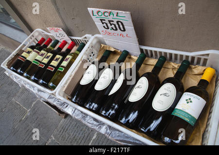 Italie, Toscane, Lucca, Barga, bouteilles de vin rouge et blanc à vendre dans la vieille ville. Banque D'Images