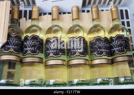Italie, Toscane, Lucca, Barga, bouteilles de vin blanc Pinot Gris à vendre dans la vieille ville. Banque D'Images