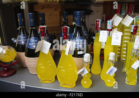 Italie, Toscane, Lucca, Barga, affichage du Limoncino & Ruffino Chiante dans un magasin de vins régionaux Enoteca. Banque D'Images