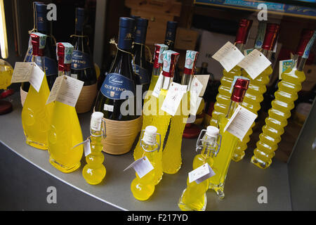 Italie, Toscane, Lucca, Barga, affichage du Limoncino & Ruffino Chiante dans un magasin de vins régionaux Enoteca. Banque D'Images