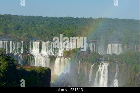 Arc-en-ciel au-dessus des chutes d'Iguaçu du côté brésilien, Foz de Iguacu, Brésil, Amérique du Sud Banque D'Images