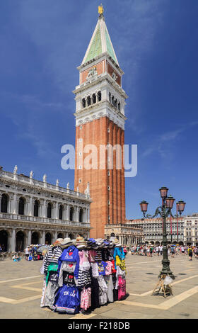 Piazzetta San Marco Venise Italie Campanile di San Marco St Mark's Campanile ou clocher avec un stand de vêtements souvenirs dans le Banque D'Images