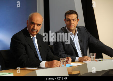 Athènes, Grèce. Sep 9, 2015. Le chef de la gauche radicale SYRIZA parti et ancien Premier Ministre grec Alexis Tsipras (R) et le chef des conservateurs de la nouvelle démocratie (ND) Vangelis Meimarakis attendre le début d'un débat télévisé en direct à l'ERT télédiffuseur à Athènes, Grèce, July 9, 2015. Les chefs de tous les partis politiques grecs représentés dans la législature précédente, à l'exception de l'extrême-droite Aube dorée, le mercredi participer à un premier débat télévisé avant les élections générales du 20 septembre. © Marios Lolos/Xinhua/Alamy Live News Banque D'Images