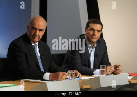 Athènes, Grèce. Sep 9, 2015. Le chef de la gauche radicale SYRIZA parti et ancien Premier Ministre grec Alexis Tsipras (R) et le chef des conservateurs de la nouvelle démocratie (ND) Vangelis Meimarakis attendre le début d'un débat télévisé en direct à l'ERT télédiffuseur à Athènes, Grèce, July 9, 2015. Les chefs de tous les partis politiques grecs représentés dans la législature précédente, à l'exception de l'extrême-droite Aube dorée, le mercredi participer à un premier débat télévisé avant les élections générales du 20 septembre. © Marios Lolos/Xinhua/Alamy Live News Banque D'Images