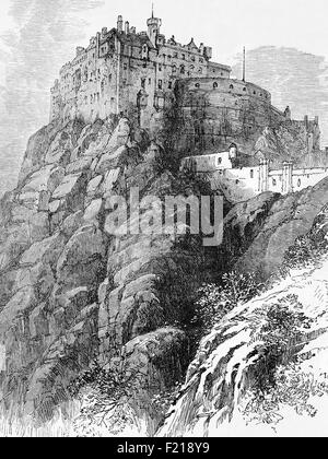 Vue du XIXe siècle sur le château d'Édimbourg, une forteresse historique dominant la ligne d'horizon d'Édimbourg, la capitale de l'Écosse, depuis sa position sur le Castle Rock. Il y a eu un château royal sur la roche depuis au moins le règne de David I au XIIe siècle, et le site a continué à être une résidence royale jusqu'en 1633. À partir du XVe siècle, le rôle résidentiel du château déclina, et au XVIIe siècle, il était principalement utilisé comme caserne militaire avec une grande garnison. Son importance en tant que partie du patrimoine national de l'Écosse a été de plus en plus reconnue dès le début du XIXe siècle Banque D'Images