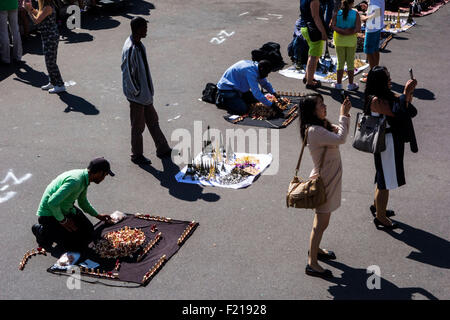 Les vendeurs de rue qui vend des souvenirs à Paris, France Banque D'Images