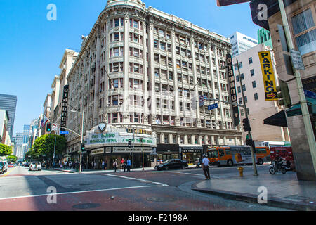 La Warner Building dans le centre-ville de Los Angeles dans le quartier de bijoux 401 W. 7e St. Banque D'Images