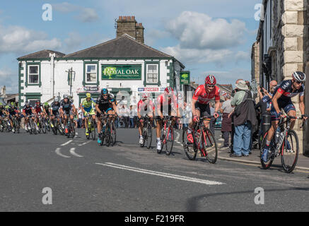 Le peleton dans le Tour de Grande-Bretagne 2015 lorsqu'il passe dans Clitheroe Banque D'Images