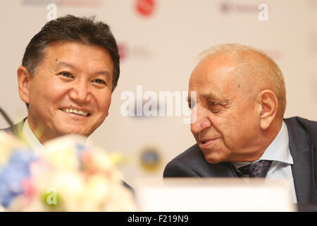 L'Azerbaïdjan. 09Th Nov, 2015. Le président de la FIDE Kirsan Ilyumzhinov (L) et vice-président de l'Azerbaïdjan Fédération internationale des échecs Faig Hasanov (R) au cours de la conférence de presse à Bakou. La cérémonie d'ouverture de la Coupe du monde d'échecs 2015 aura lieu le 10 septembre et les premiers matchs sur sept.11. © Aziz Karimov/Pacific Press/Alamy Live News Banque D'Images