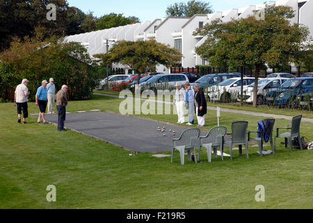 Personnes âgées pétanque joueurs sur boulodrome à Elseneur (Helsingør). Banque D'Images