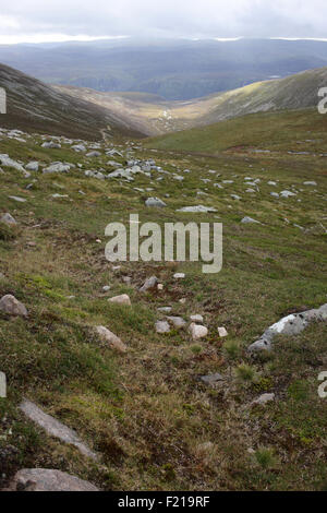 Suite chemin Glas-allt rivière menant à Lochnagar - Loch Muick à Lochnagar path - Aberdeenshire - Ecosse - UK Banque D'Images