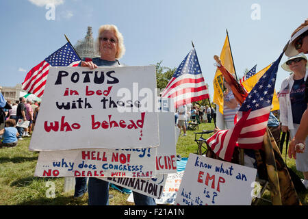 Washington DC, USA. 9 Septembre, 2015. Les membres du parti du thé dans les milliers de rallye sur la pelouse de l'ouest du Capitole à l'appui de Donald Trump et Ted Cruz, qui a parlé contre le nucléaire iranien. Credit : B Christopher/Alamy Live News Banque D'Images