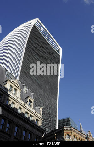 L'Angleterre, Londres, Le Walkie Talkie Building vue au-dessus des toits de bureaux à grande tour Street. Banque D'Images