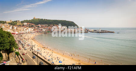 Scarborough, une station balnéaire idyllique sur la côte est du Yorkshire en Angleterre, avec son château, plage et port. Banque D'Images