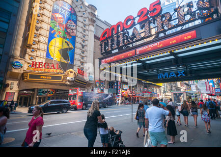 L'AMC 25 Theatre et le Regal Cinemas à Times Square à New York le lundi 7 septembre, 2015. L'été de 2015 a été le deuxième plus gros box office de l'histoire surtout grâce à seulement trois films avec Jurassic World en tête du peloton. Le gros de l'été, d'une valeur de 4,48 milliards de dollars en ventes de billets ont été répartis principalement entre quatre films, Jurassic World, Avengers, Inside Out et mignons avec tous les autres aussi rans. (© Richard B. Levine) Banque D'Images