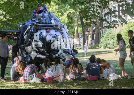 Pique-nique des visiteurs en face de 'Butterfly' Universal Sculpture Eco par Aleksandr Razin au Gouverneur de l'Île 8e Art Fair de New York le dimanche, Septembre 6, 2015. (© Richard B. Levine) Banque D'Images