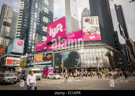 La publicité dans Times Square à New York pour le service de covoiturage Lyft le Vendredi, Septembre 4, 2015. (© Richard B. Levine) Banque D'Images