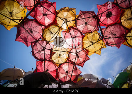 Détail de "croissance organique" par Izaskun Chinchilla architectes à la 8e conférence annuelle de l'Île du gouverneur Art Fair de New York le dimanche, Septembre 6, 2015. Utilise la sculpture technique mixte comprenant des parasols cassés et les pièces automobiles. (© Richard B. Levine) Banque D'Images