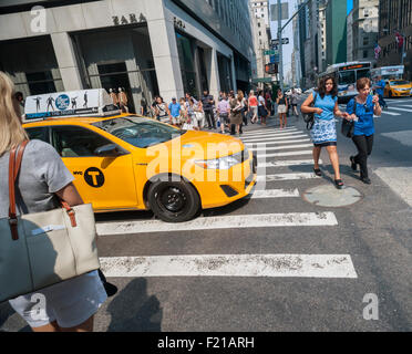 Les taxis de leurs affaires sur la Cinquième Avenue à New York le Jeudi, Septembre 3, 2015. En raison de l'augmentation de l'Uber et d'autres apps médaillons de taxi ont diminué en valeur à environ 900 000 $ de prêts avec les arriérés à la hausse. Le Melrose Credit Union a $168 millions de dollars en arriérés en mai 2015 alors qu'en janvier 2014 il n'avait que 32 000 $. Au cours des six prochains mois Melrose a 212 millions de dollars en prêts arrivant à échéance qui beaucoup de propriétaires seront en mesure de payer. (© Richard B. Levine) Banque D'Images