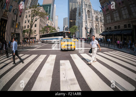 Un taxi s'arrête à un coin de la Cinquième Avenue à New York le Jeudi, Septembre 3, 2015. En raison de l'augmentation de l'Uber et d'autres apps médaillons de taxi ont diminué en valeur à environ 900 000 $ de prêts avec les arriérés à la hausse. Le Melrose Credit Union a $168 millions de dollars en arriérés en mai 2015 alors qu'en janvier 2014 il n'avait que 32 000 $. Au cours des six prochains mois Melrose a 212 millions de dollars en prêts arrivant à échéance qui beaucoup de propriétaires seront en mesure de payer. (© Richard B. Levine) Banque D'Images