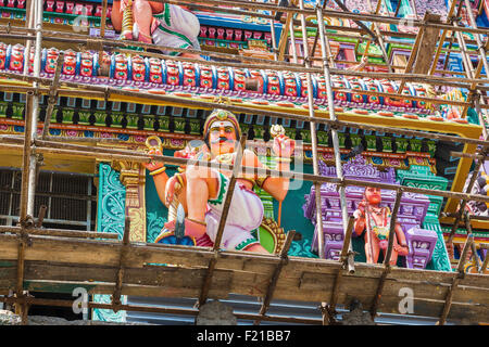 Couleurs vives typiques dieu hindou derrière un échafaudage sur la façade du temple hindou Thillai Natarajah, Chidambaram, Tamil Nadu, Inde du sud Banque D'Images