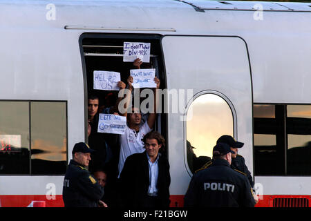 Roedby, le Danemark, le 9 septembre 2015. Les réfugiés contient jusqu'signes dans l'un des trains arrêtés en Roedby, indiquant qu'ils veulent aller à la Suède et à ne pas rester au Danemark. La partie inférieure droite signe dit : "Nous voulons que les journalistes". Les gens des médias a été tenu à longue distance des trains. Credit : OJPHOTOS/Alamy Live News Banque D'Images