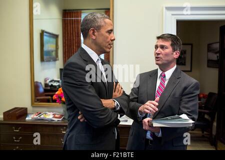 Le président des États-Unis, Barack Obama parle avec son médecin personnel Le Dr Ronny Jackson dans l'avant-Bureau ovale de la Maison Blanche, 21 février 2014 à Washington, DC. Banque D'Images