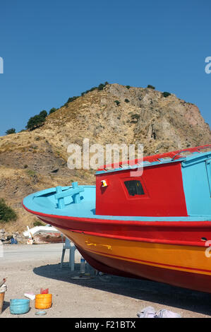 Bateau de pêche colorés sur la terre ferme Banque D'Images