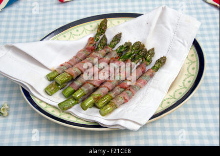 Enveloppé d'asperges avec du jambon de Parme. Un UK Food foods 'lave' 'Small' plaque plateau repas légumes démarreur Banque D'Images