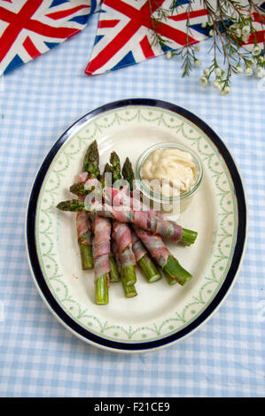 Enveloppé d'asperges avec du jambon de Parme. Un UK Food foods 'lave' 'Small' plaque plateau repas légumes démarreur Banque D'Images