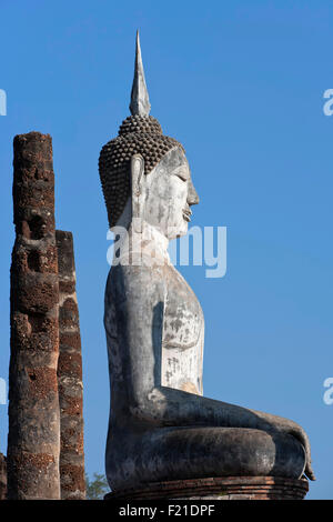 La Thaïlande, Sukothai, vue de côté blanc, Bouddha assis, Wat Mahathat Temple Royal. Banque D'Images