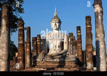 La Thaïlande, Sukothai, Blanc, Bouddha assis entre deux rangées de piliers, -Wat Mahathat Temple Royal. Banque D'Images