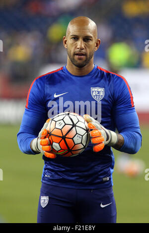 8 Septembre, 2015 ; Foxborough, Massachusetts, États-Unis ; États-Unis gardien Tim Howard (12) se réchauffe avant le Brésil et Etats-unis international match amical au stade Gillette. Le Brésil bat USA 4-1. Anthony Nesmith/Cal Sport Media Banque D'Images