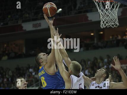 Riga, Lettonie. Sep 9, 2015. Kyrylo Fesenko (L) de la Lettonie va au panier pendant l'euro BASKET 2015 GROUPE D match contre l'Ukraine à Riga, Lettonie, le 9 septembre 2015. © Janis/Xinhua/Alamy Live News Banque D'Images