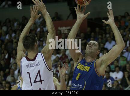 Riga, Lettonie. Sep 9, 2015. Kaspars Berzins (L) de la Lettonie rivalise avec Kyrylo Fesenko de l'Ukraine au cours de l'euro BASKET 2015 GROUPE D match à Riga, Lettonie, le 9 septembre 2015. © Janis/Xinhua/Alamy Live News Banque D'Images