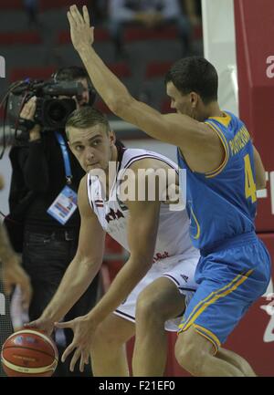 Riga, Lettonie. Sep 9, 2015. M. Freimanis Roland (L) de la Lettonie Maksym Pustozvonov rivalise avec de l'Ukraine au cours de l'euro BASKET 2015 GROUPE D match à Riga, Lettonie, le 9 septembre 2015. © Janis/Xinhua/Alamy Live News Banque D'Images