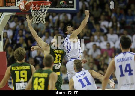 Riga, Lettonie. Sep 9, 2015. Tanel Kurbas ci-dessus (R) de l'Estonie rivalise avec Donatas Sabonis ci-dessus (L) de la Lituanie au cours de l'euro BASKET 2015 GROUPE D match à Riga, Lettonie, le 9 septembre 2015. © Janis/Xinhua/Alamy Live News Banque D'Images