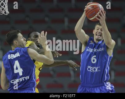 Riga, Lettonie. Sep 9, 2015. Kevin Tumba (C) de la Belgique rivalise avec Pavel Pumprla (R) de la République tchèque lors de l'EuroBasket 2015 GROUPE D match à Riga, Lettonie, le 9 septembre 2015. © Janis/Xinhua/Alamy Live News Banque D'Images